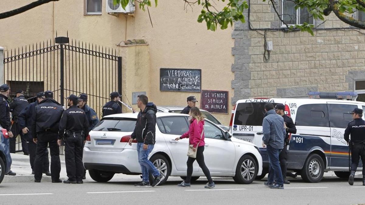 Efectivos policiales junto a la vivienda en la que una mujer de 72 años fue agrediad por presuntamente por su marido en Zaragoza.