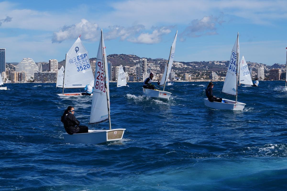El Club Náutico Santa Pola es un referente en Alicante por sus servicios náuticos y deportivos, además de por su compromiso con la formación, la sostenibilidad y la promoción de la vida activa en contacto con el mar.