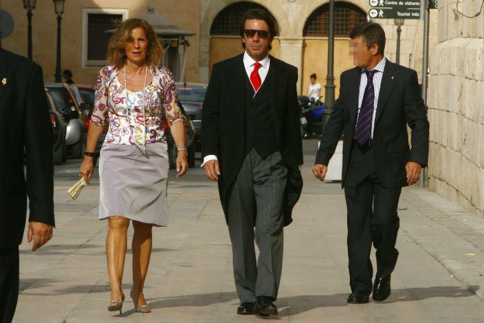 Invitados y curiosos en la boda en Santa María