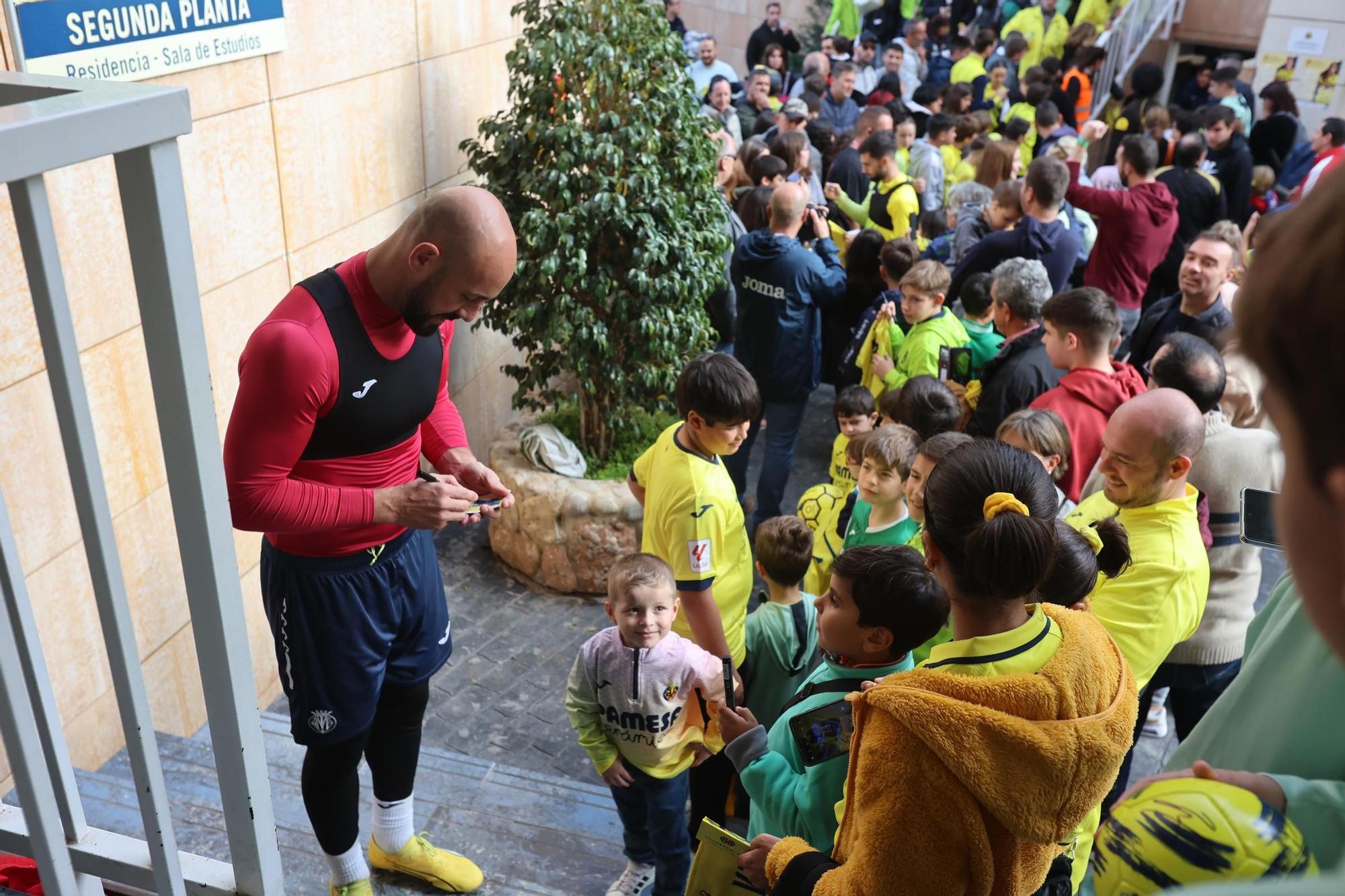 Así ha sido el entrenamiento navideño del Villarreal a puerta abiertas
