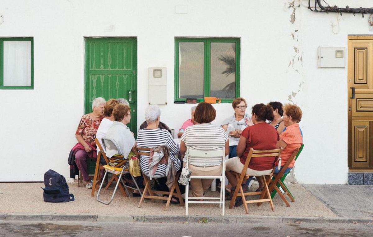 Un grupo de señoras en las calles de Lanzarote, incluido en el libro. | | RUBÉN ACOSTA