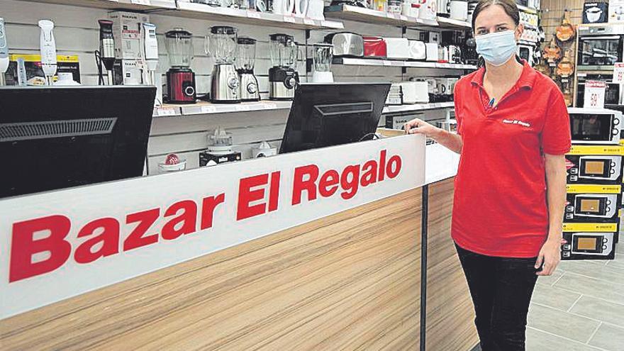 Bazar El Regalo va obrir portes al passeig de Pere III el juliol d’enguany. Aquesta empresa està activa des del 1975 i es dedica a la venda d’electrodomèstics i electrònica. El responsable de noves obertures de l&#039;empresa i coordinador a Manresa és Àngel Pujol Saladrigas. A la fotografia, Judit Torres Bosch, encarregada de la botiga.