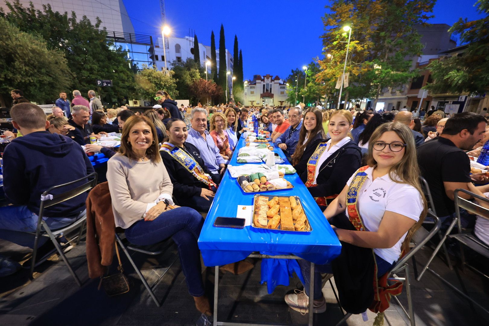 Búscate en la galería de fotos del 'sopar de pa i porta' en las fiestas de Almassora