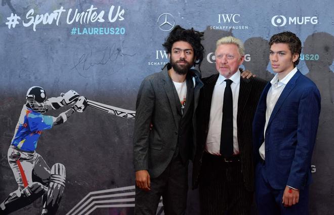 Boris Becker y sus hijos Elias (D) y Noah (I) en la Gala de los Premios Laureus celebrada en el Verti Music Hall en Berlin.