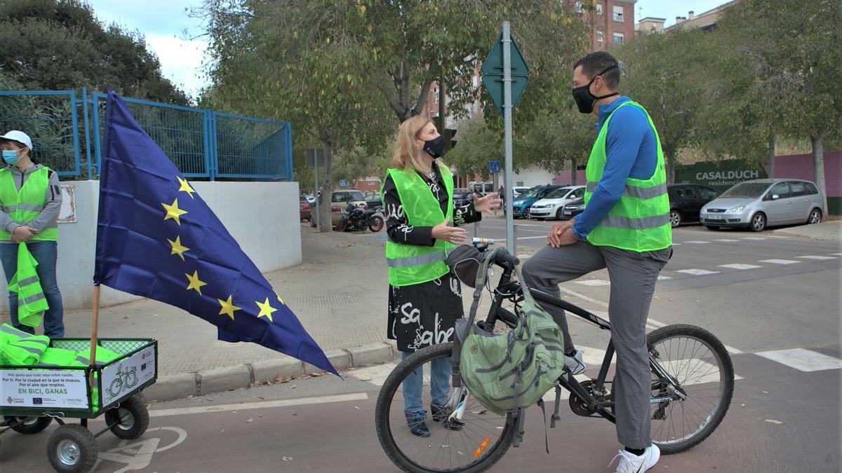 La alcaldesa de Castelló, Amparo Marco, conversa con un ciclista durante una campaña europea sobre movilidad.