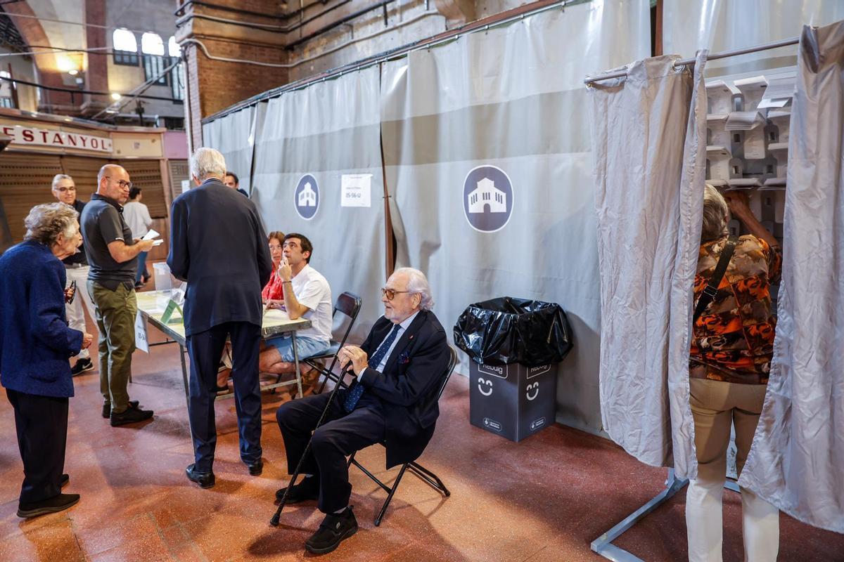 Jornada electoral en el mercado de Galvany de Barcelona