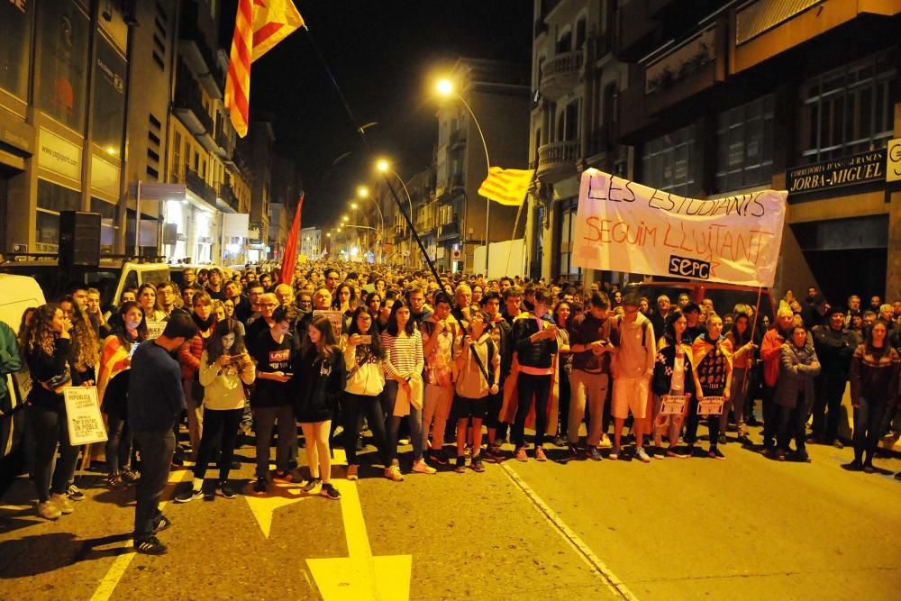 Uns 5.000 manresans surten al carrer per reclamar la llibertat dels exconsellers