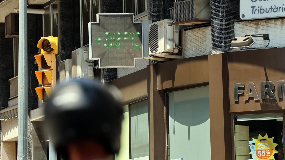El termometre d'una farmàcia de Manresa marca 38 graus de temperatura