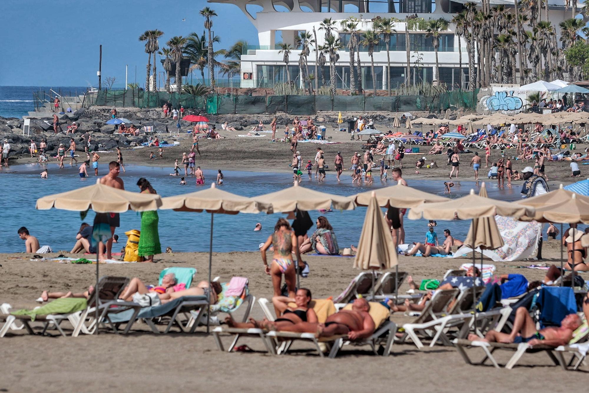 Playas llenas en el Sur de Tenerife durante la Semana Santa