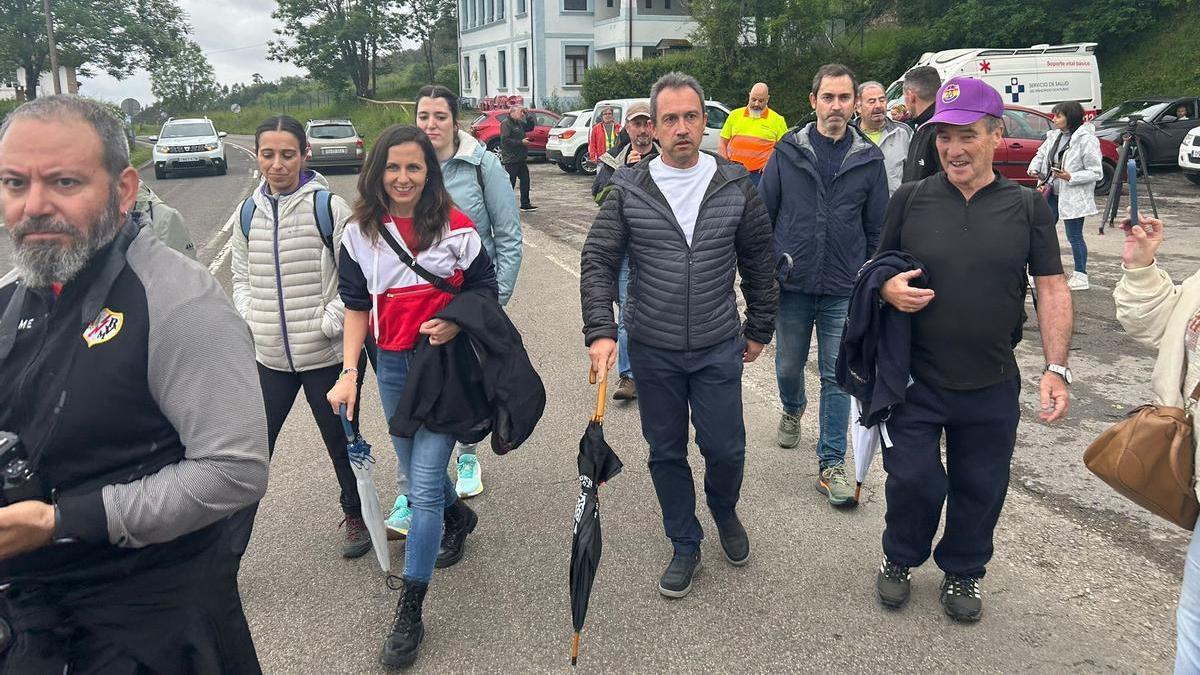 Ione Belarra junto al consejero Ovidio Zapico acompaña la marcha de los mineros de Ibias.