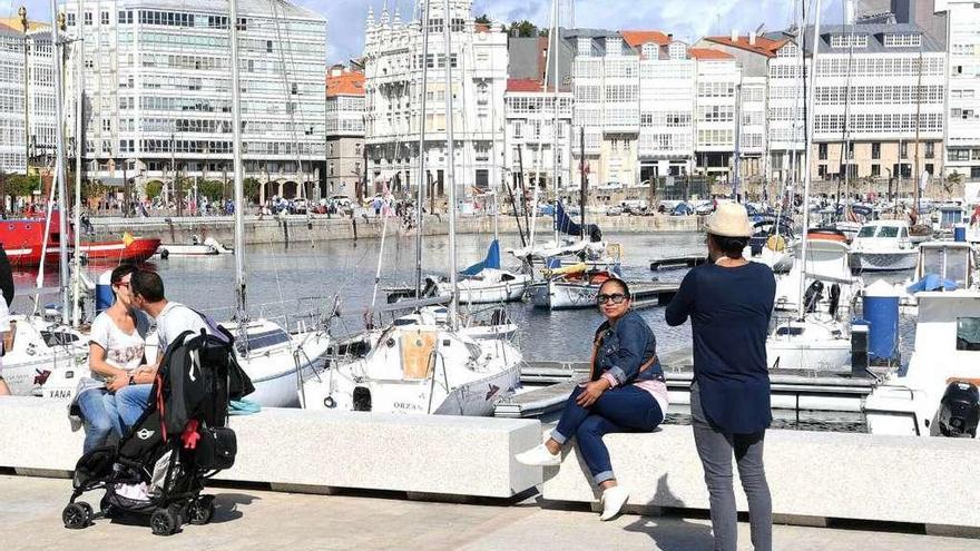 Una turista se saca una foto en la Marina.