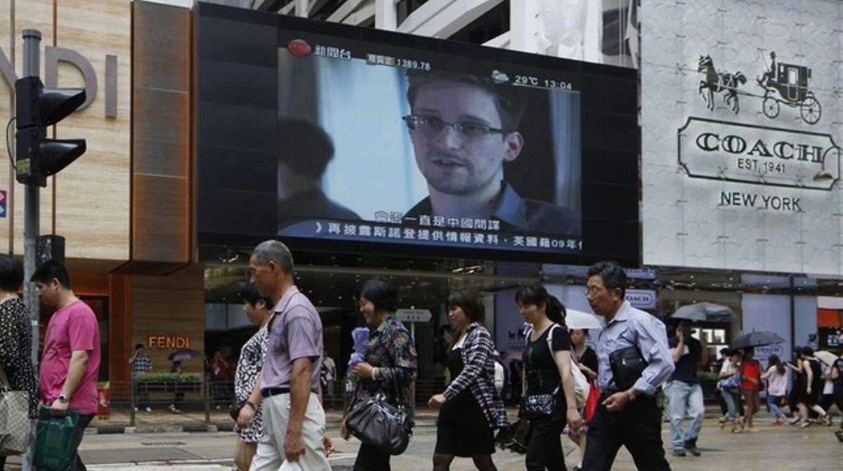 icoy22756861 a tv screen shows the news of edward snowden  a fo151216181240
