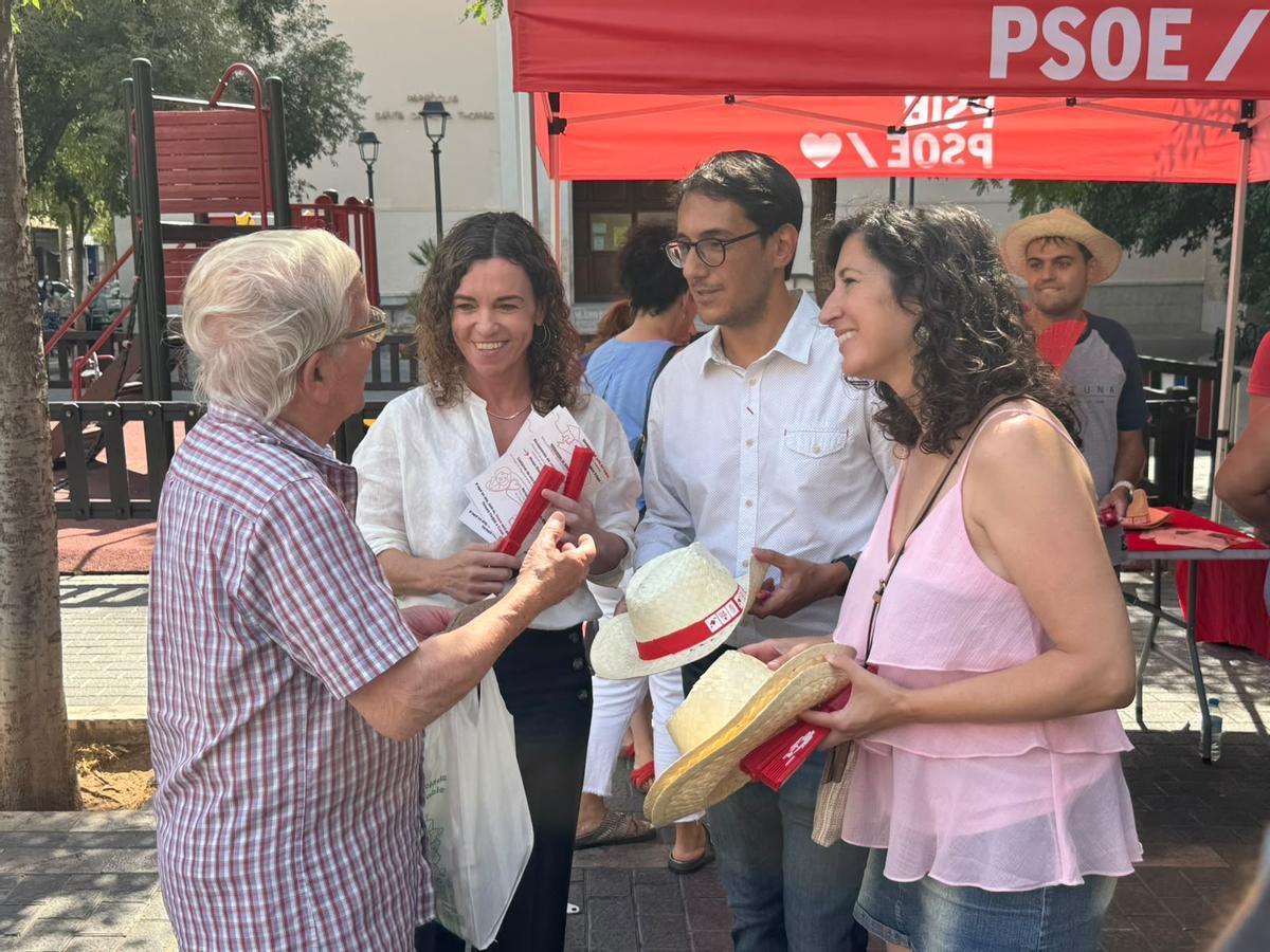 Los candidatos del PSIB-PSOE hablando con la ciudadanía en las calles de Palma