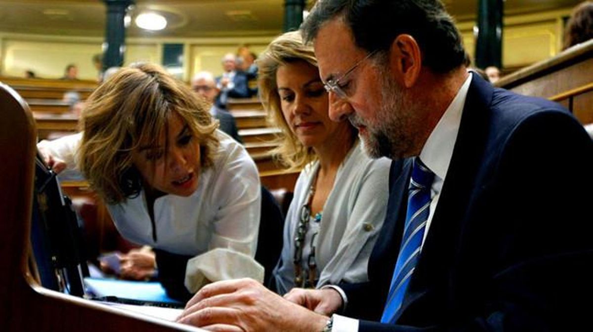 Mariano Rajoy conversa amb María Dolores de Cospedal i la portaveu popular al Congrés, Soraya Sáenz, abans de l’inici del debat sobre l’estat de la nació.
