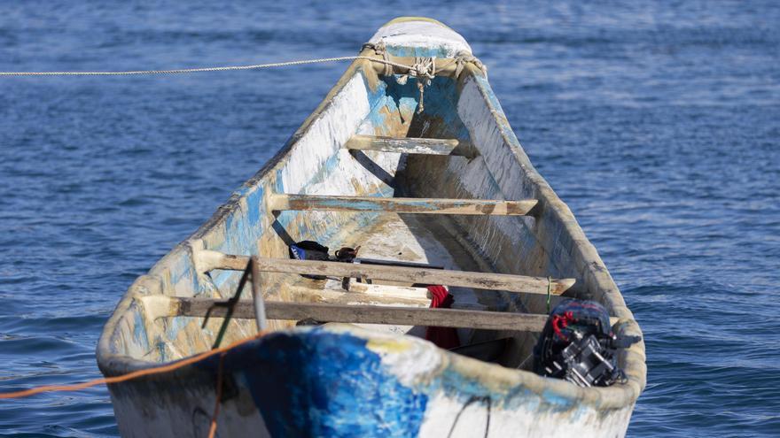 Salvamento remolca a La Restinga un cayuco sin motor con 125 personas a bordo