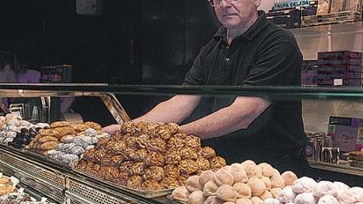 Oriol Baylina posa con 'panellets' en su pastelería de Barcelona.