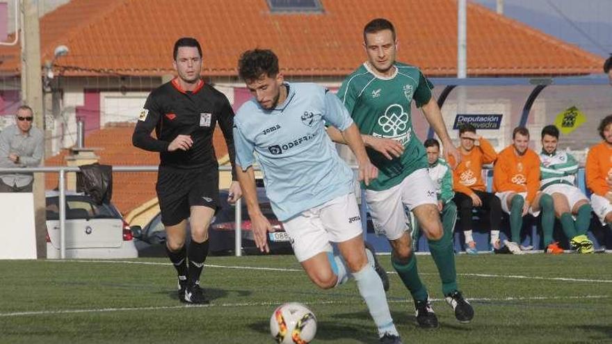 Un jugador del Beluso conduce el balón. // Santos Álvarez