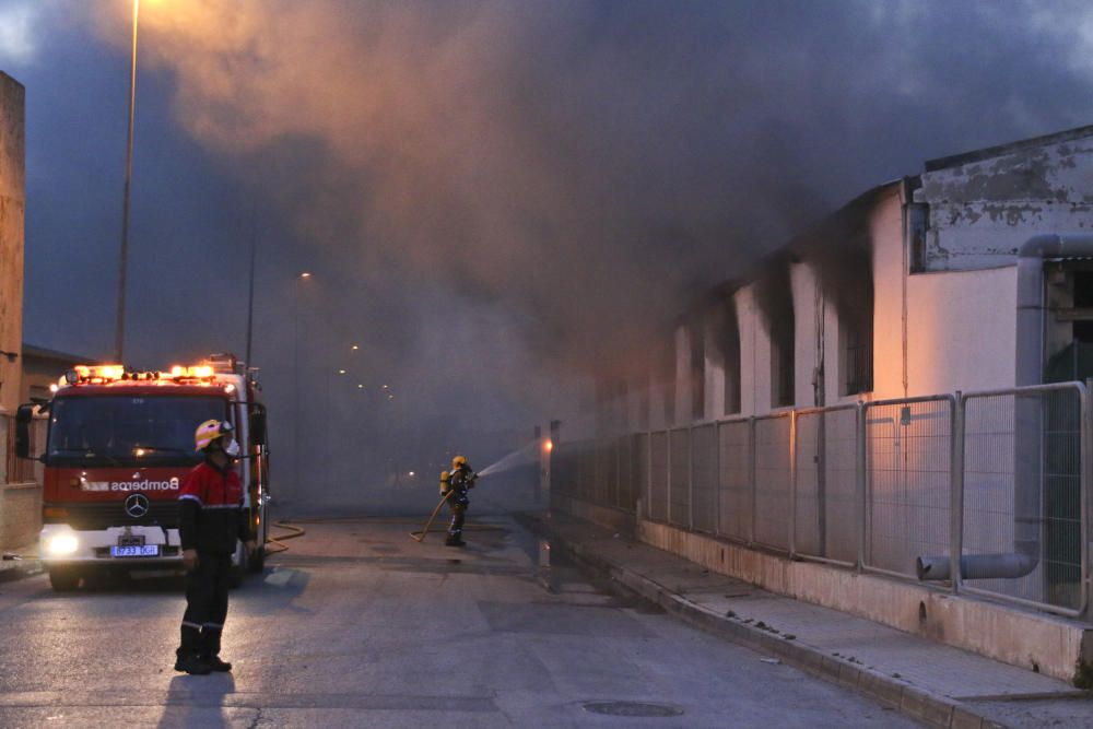 Los bomberos evitan que el fuego afecte a la planta de producción de una empresa de mobiliario de baño en el polígono de Cox