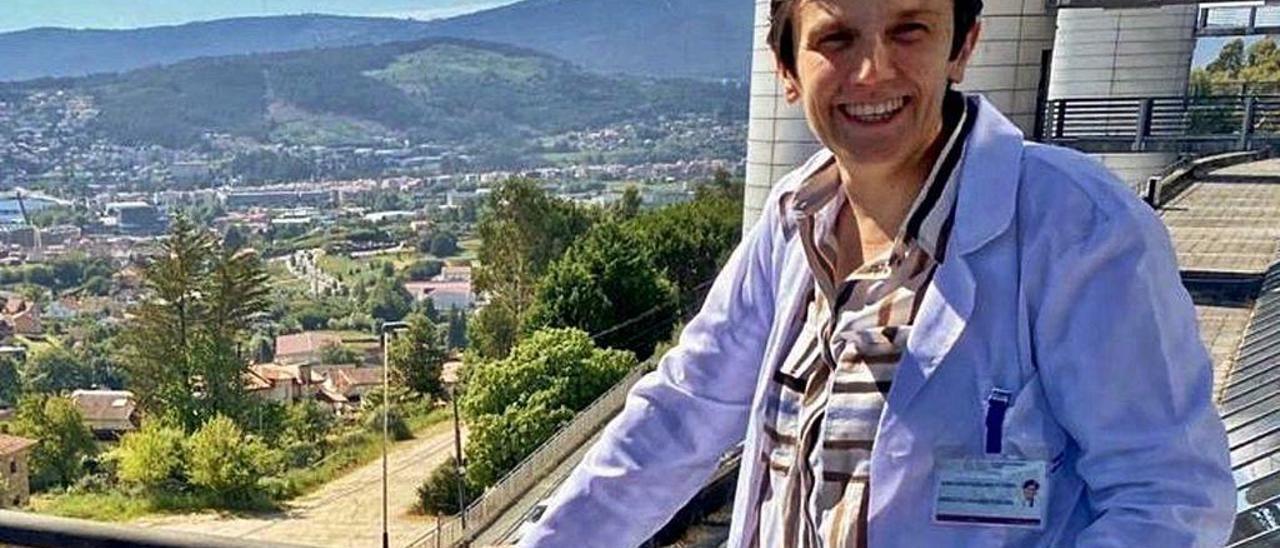 Sonia Fernández-Arruty en una terraza de Montecelo con la ciudad de Pontevedra al fondo.