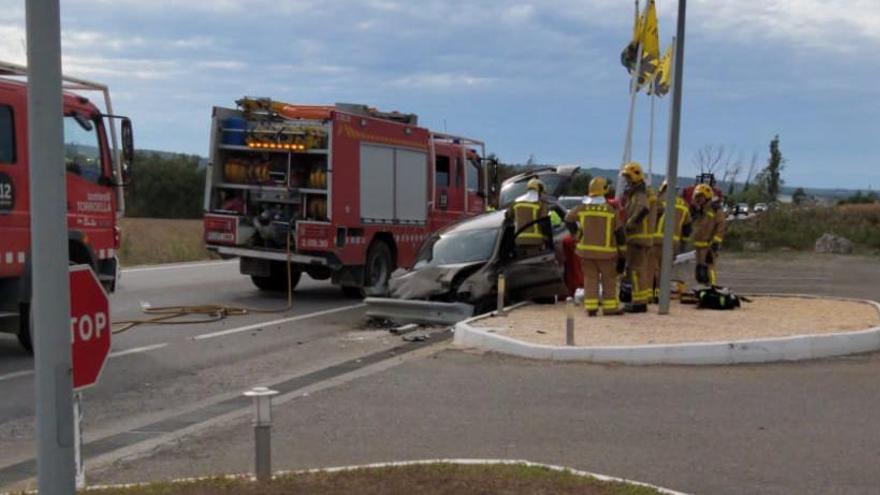 Els serveis d&#039;emergència treballant en el lloc de l&#039;accident.