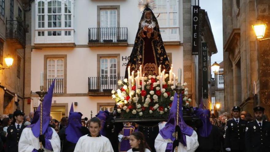 Procesión de la Virgen de los Dolores, ayer, a su salida de la iglesia de San Miguel / antonio hernández