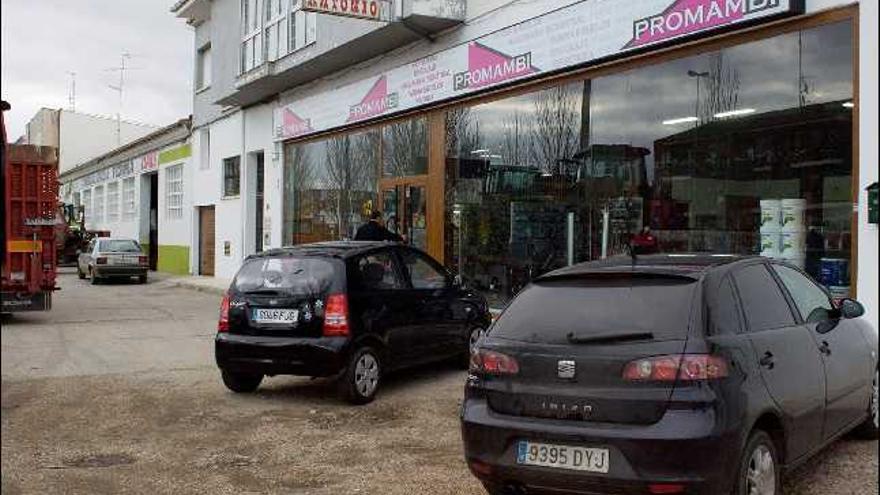 Aspecto que presentaban ayer por la tarde los alrededores del establecimiento de Promambi en el 153 de Federico Silva, la sociedad que el pasado verano compró todas las existencias a Central de Ventas Carbayo