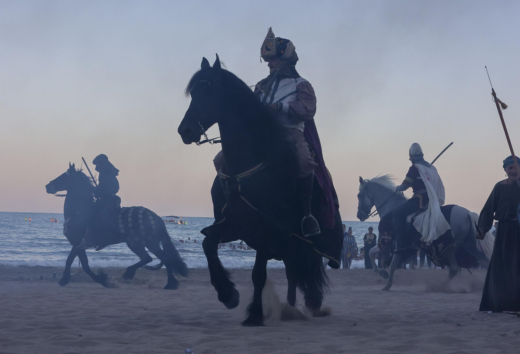 Representación de una batalla medieval en la playa del Postiguet de Alicante