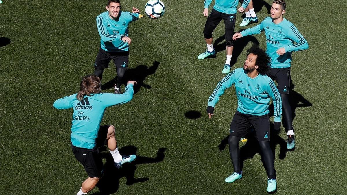 Modric, Kovacic, Ronaldo y Marcelo, durante el entrenamiento de este viernes en Valdebebas