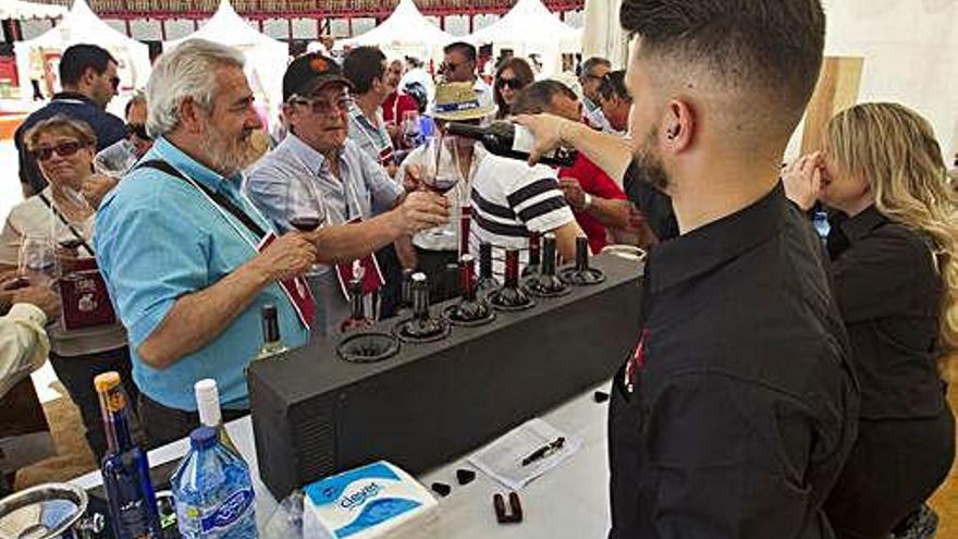 Españoles consumen vino en la Feria del Vino celebrada en la plaza de toros de Toro.