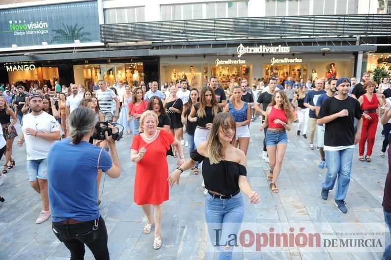 Los bailes latinos salen a la calle en Murcia