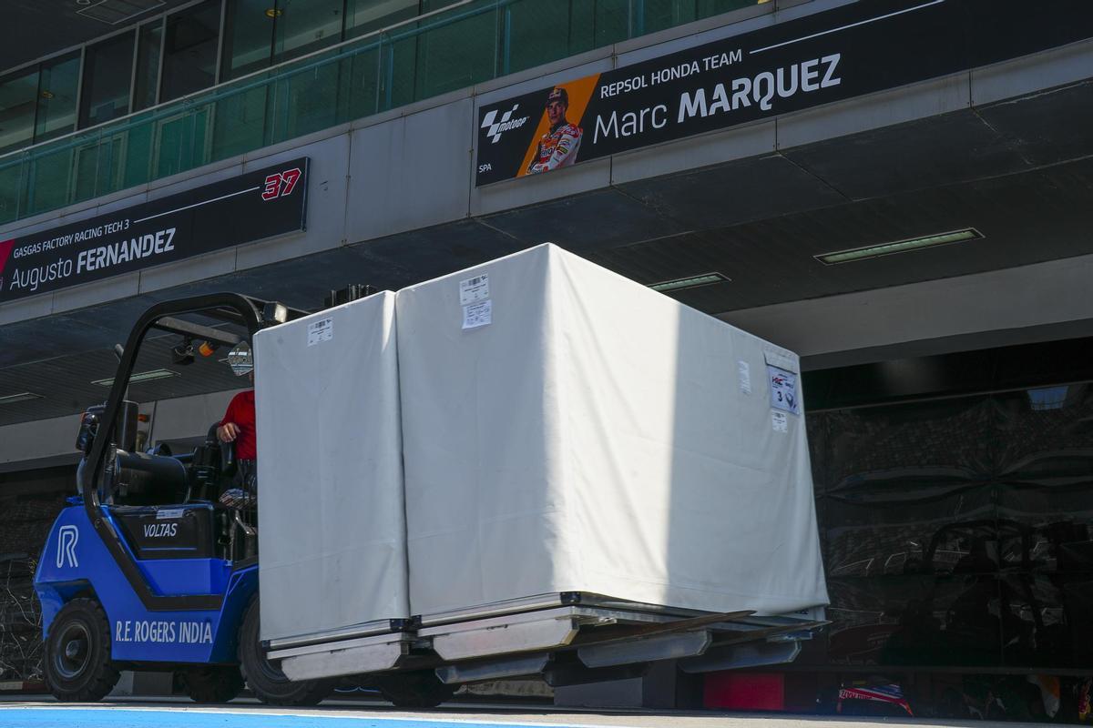 Las dos Honda de Marc Márquez llegan a su boxe.