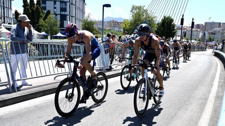 Sin margen de error. El recorrido ciclista comprimió al máximo ambas carreras, con un perfil plano con el margen del río Lérez como protagonista que apenas facilitó abrir hueco entre los competidores, que hicieron un total de 39,45 kilómetros sobre las bicicletas.