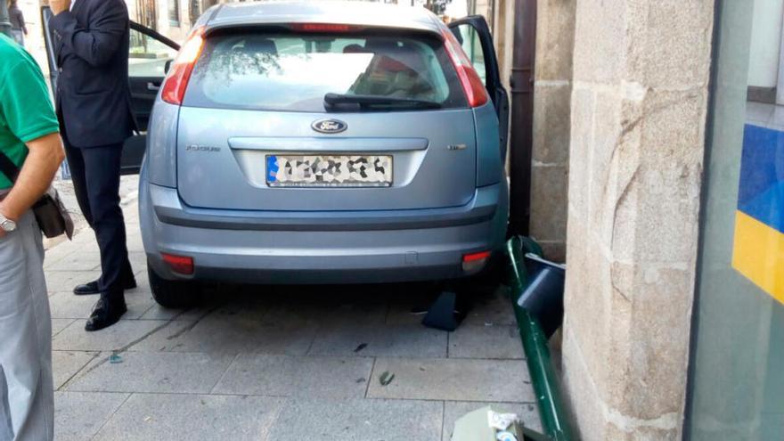 Derribado un semáforo en una colisión de dos coches en el centro de Vigo