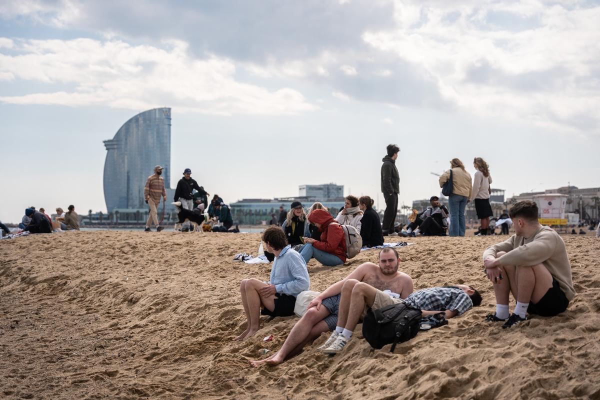 Bañistas en la playa de la Barceloneta, este sábado en Barcelona.