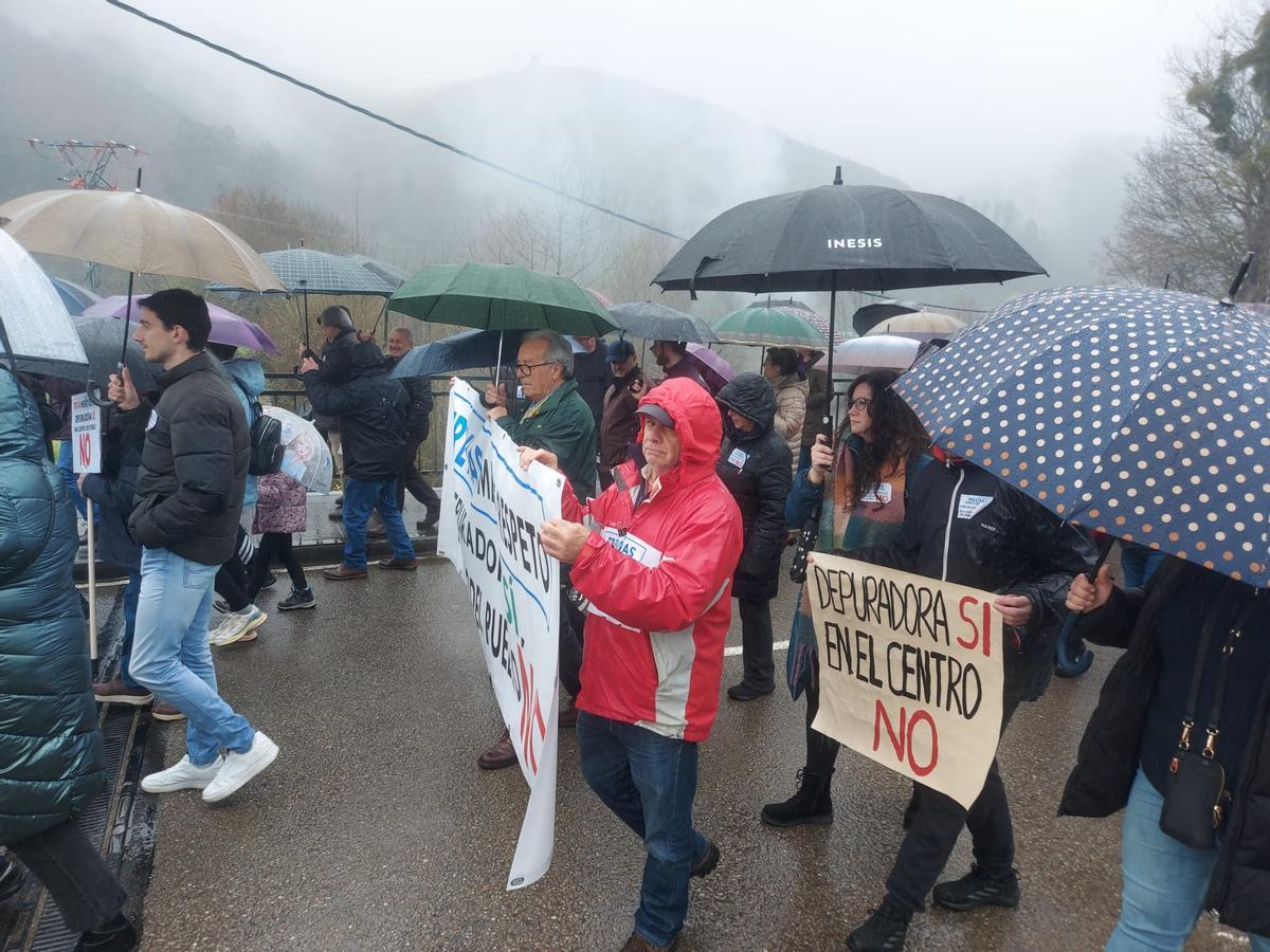 En imágenes: Una multitud reclama en Trevías un cambio de ubicación para la depuradora