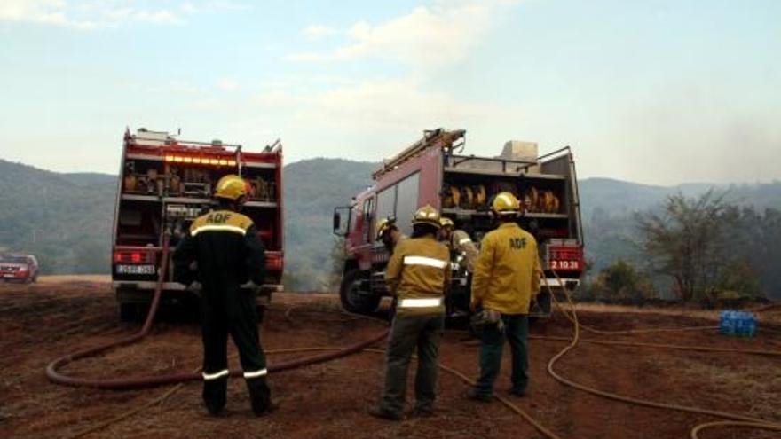 Bombers treballant a la zona del foc