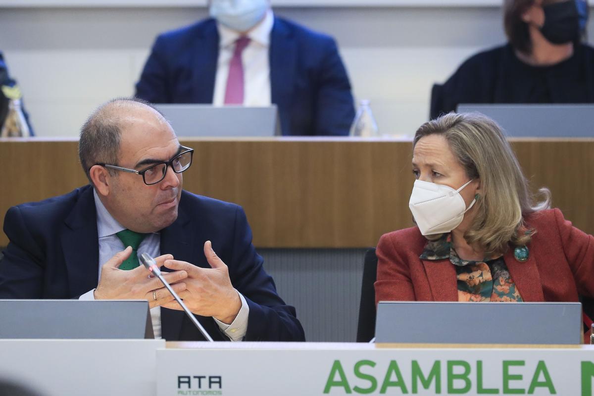 Lorenzo Amor, vicepresidente de CEOE y líder de ATA, conversa con la vicepresidenta primera del Gobierno, Nadia Calviño, en la clausura de la asamblea de ATA