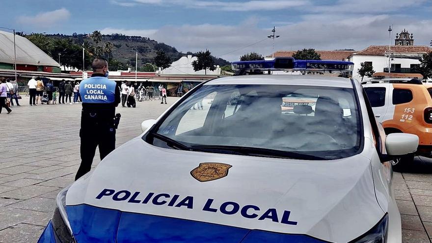 Un agente de la Policía Local en la plaza del Cristo.