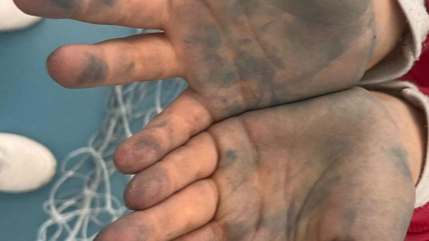 La nueva pista del pabellón de A Xunqueira desprende polvo azul y tiñe a los niños