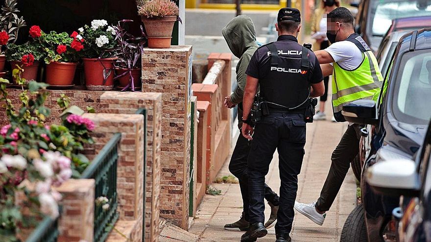 El arrestado por la muerte violenta en La Laguna al ser llevado al lugar de los hechos por la Policía.
