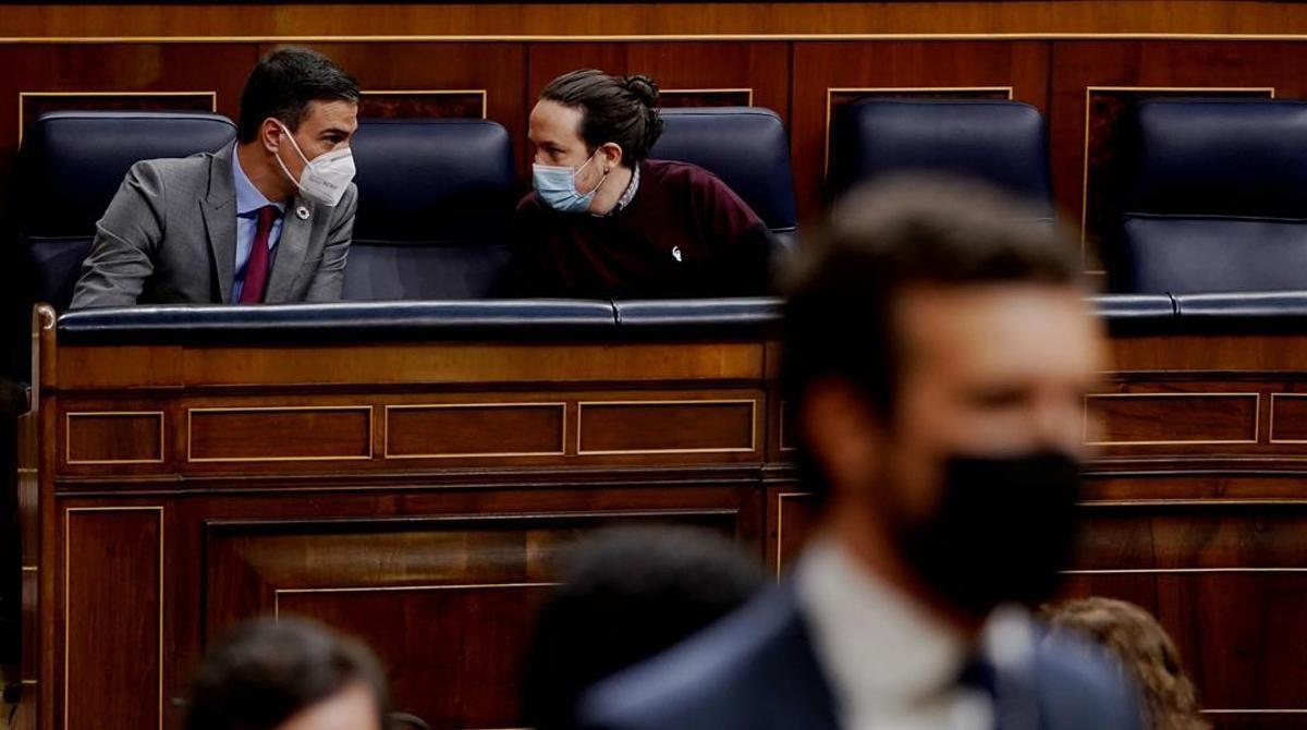 Pedro Sánchez y Pablo Iglesias y, en primer término, Pablo Casado, en el Congreso. Pedro Sánchez y Pablo Iglesias y, en primer término, Pablo Casado, en el Congreso.