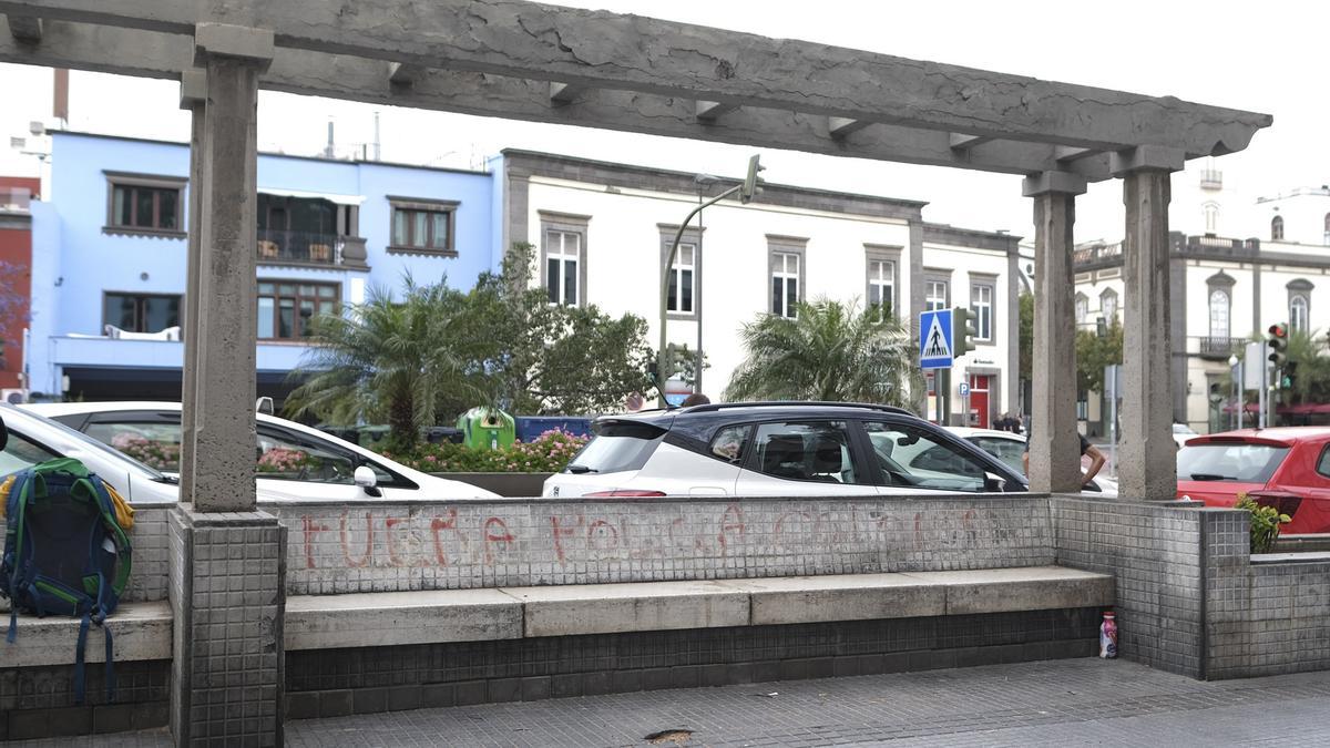 Grafitis en los bancos Juan de Quesada.