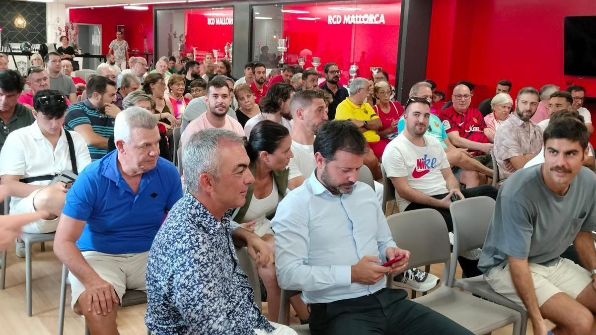 Los entrenadores Javier Aguirre y su segundo Toni Amor, Pablo Ortells y Abdón Prats