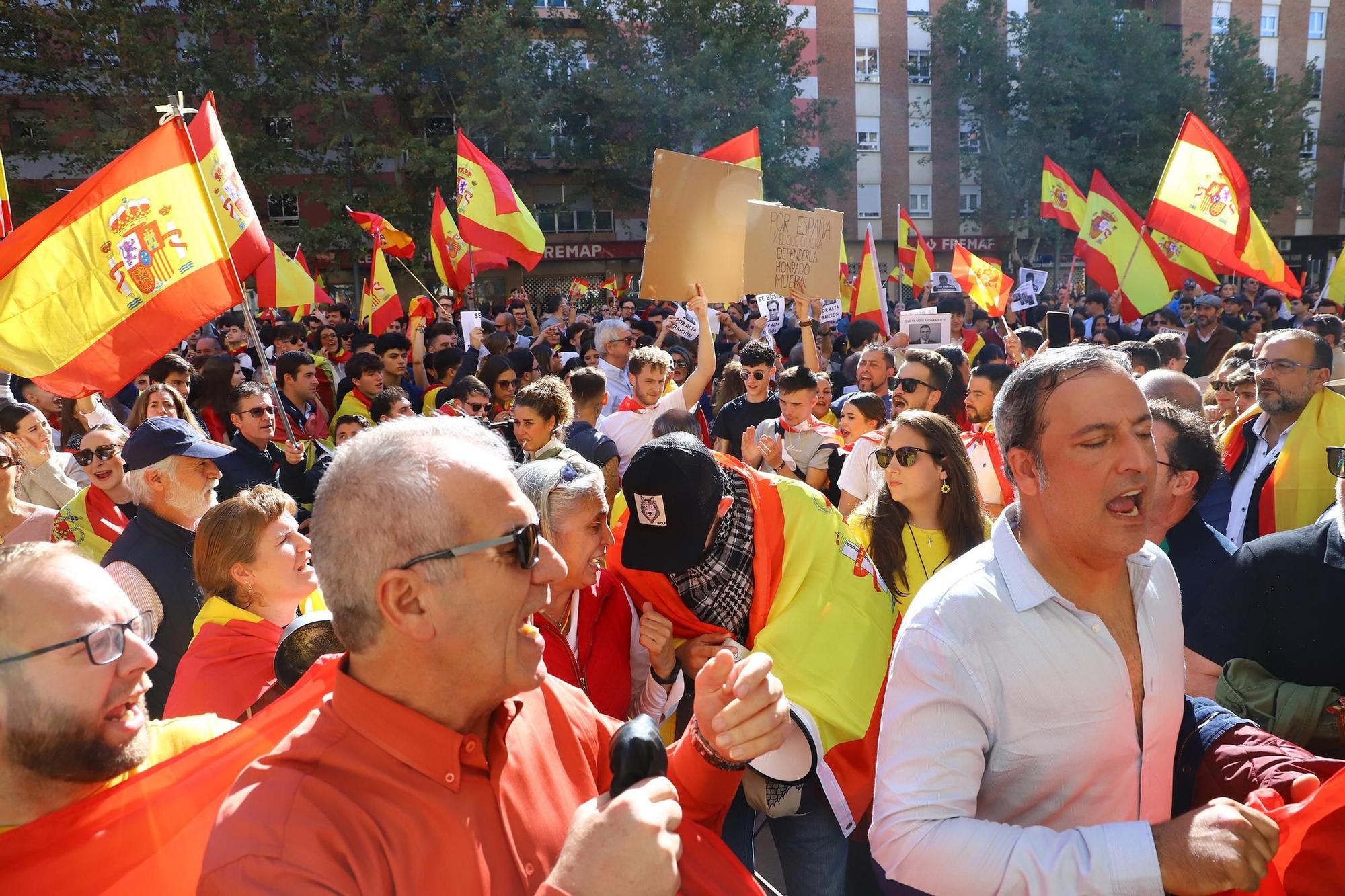 Simpatizantes de Vox protestan contra la amnistía ante la sede del PSOE en Córdoba