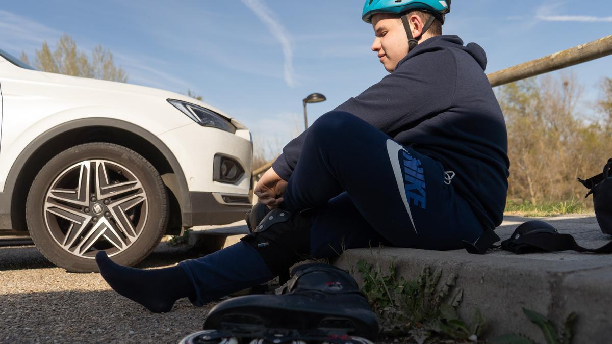 Iker Gallego Pérez se calza sus patines antes de entrenar por la orilla del Duero.