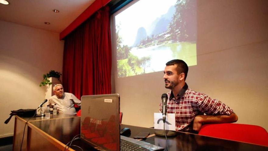 Rubén Suleja, ante la atenta mirada de Luis Antonio García, durante la sesión del Club celebrada ayer.