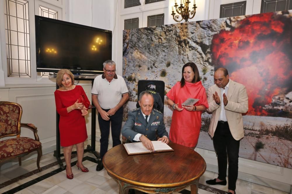 La Sociedad Casino de Torrevieja acoge hasta el lunes una exposición fotográfica de Manuel Lorenzo con motivo del 175 aniversario de la Guardia Civil. La inauguración el martes estuvo precedida por un