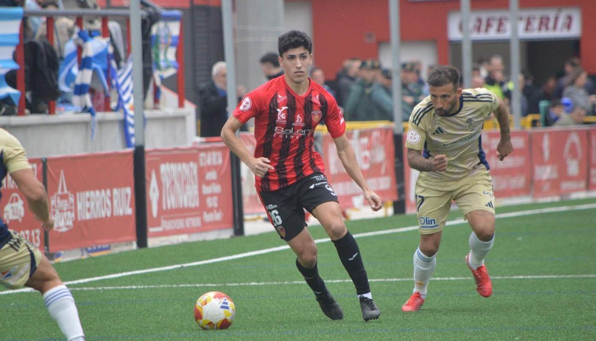 Antonio Pajuelo controla el balón ante un rival del Recreativo.