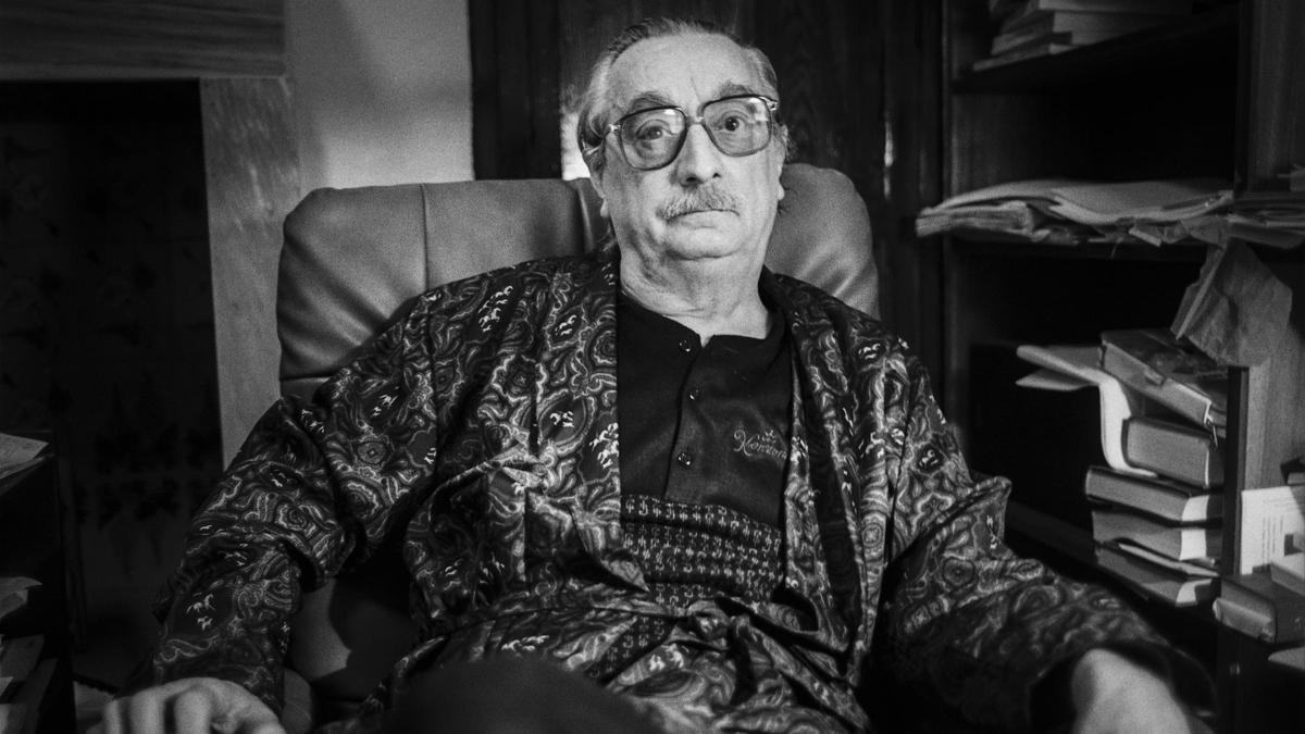 Joan Fuster retratado en su casa por Francesc Vera en mayo de 1992.