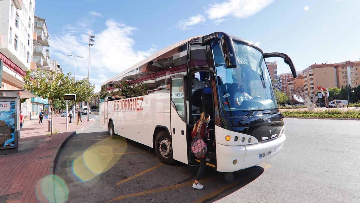 Un autobús escolar se detiene en una parada para recoger a los alumnos